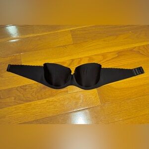 Victoria’s Secret strapless bra, 34C
